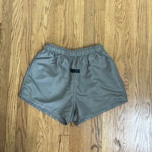 Fear of god ESSENTIALS running short SS22 Desert taupe